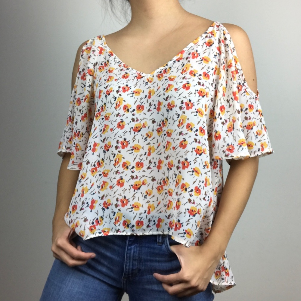 Floral cold shoulder top!! - Picture 5 of 8
